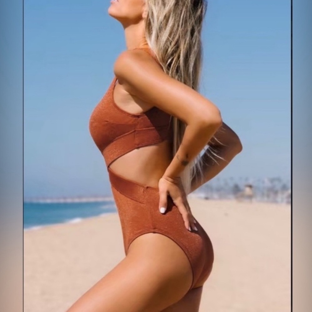 Cupshe Metallic Plunge Cutout One Piece Swimsuit in S - Picture 2 of 6